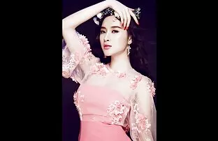 XXX 公共の場で裸。 車の中で裸。 女性 の えろ 膣の女にタイトな車で自慰行為をする女性