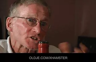 XXX 熱い女の子は彼女の服を剥がし、犯される 30 代 女性 えろ