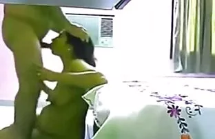 XXX かわいい十代の若者たちは、古い女性の顔に座っています 女性 でも えろ